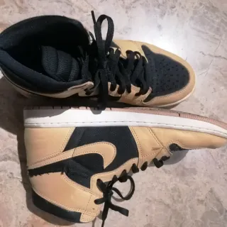 Zapatillas Nike Beige y Negro