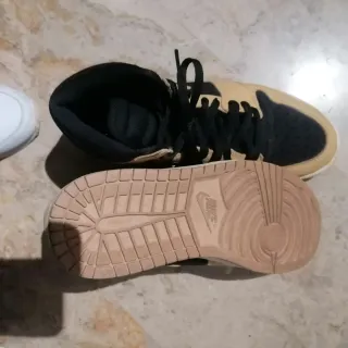 Zapatillas Nike Beige y Negro