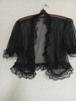 Vestido y chaqueta de encaje negro