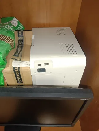 Ordenador de sobremesa negro y blanco