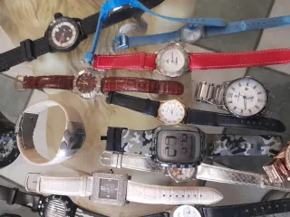 Lotto 43 orologi al quarzo funzionanti