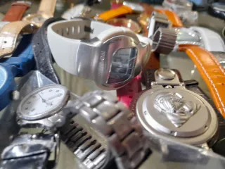 Lotto 43 orologi al quarzo funzionanti