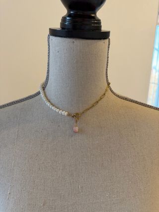 Collar perlas y charm piedra rosa