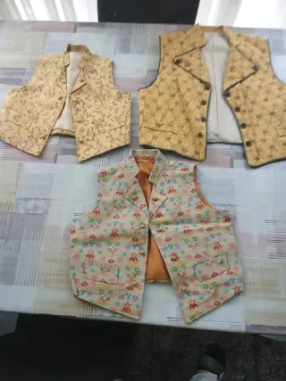 Chaleco fallero dorado y multicolor