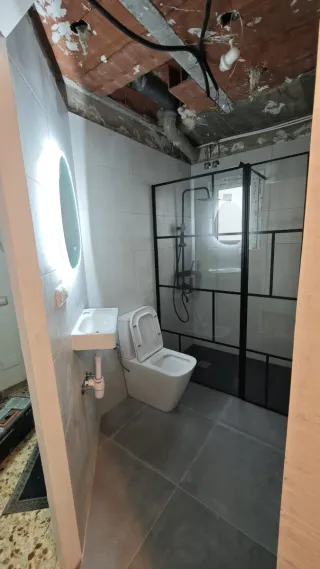 Construcción de cero o reforma integral de aseos