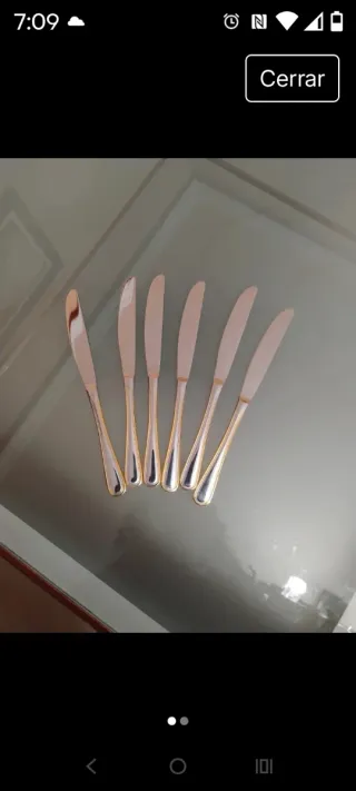 Cuchillos de postre dorados y plateados