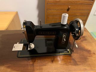 Máquina de coser Wertheim antigua