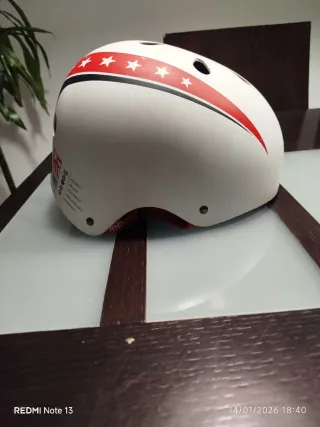 Casco Skate Blanco Estrellas Rojas