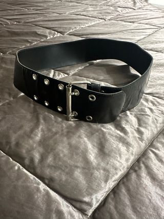 Cinturón ancho negro con hebilla plateada