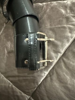 Cinturón ancho negro con hebilla plateada