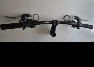 Manillar de bicicleta negro