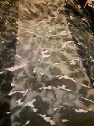 Manta de forro polar gris y blanco