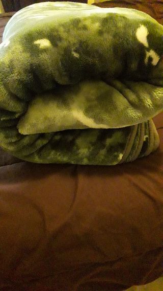 Manta de forro polar gris y blanco