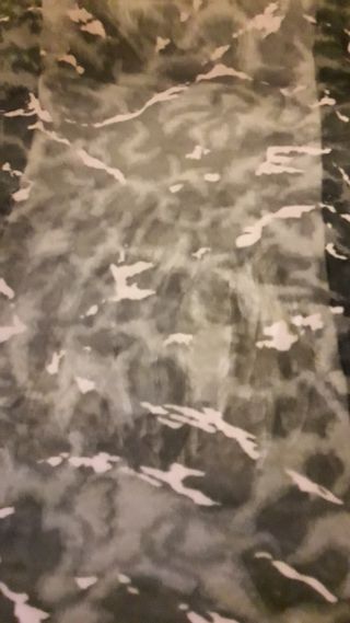 Manta de forro polar gris y blanco