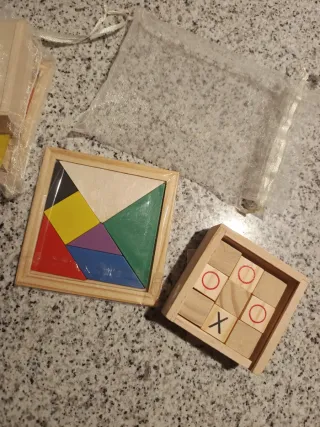 Lote 2 Puzzles Madera: Tangram y Tres en Raya
