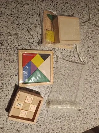 Lote 2 Puzzles Madera: Tangram y Tres en Raya