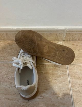 Zapatillas deportivas beige y blancas
