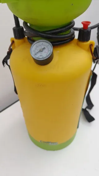 Pulverizador a presión amarillo