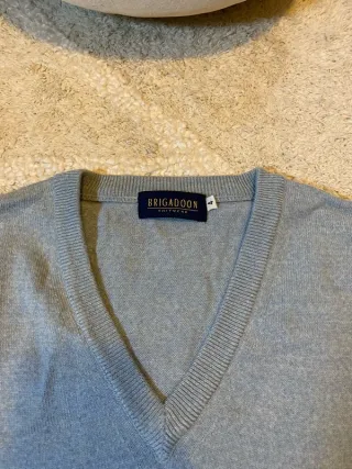 Jersey Brigadoon cuello pico gris