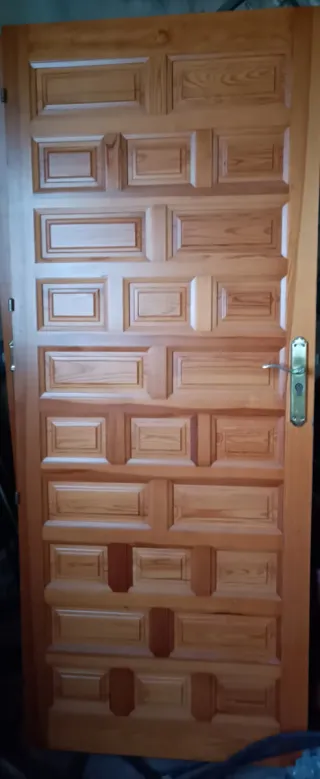 Puerta de madera maciza