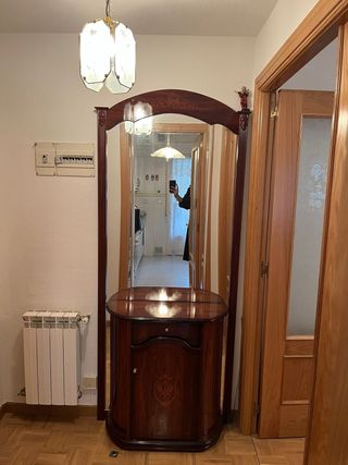 Recibidor de madera con espejo