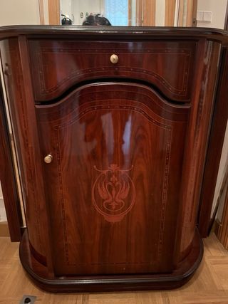 Recibidor de madera con espejo