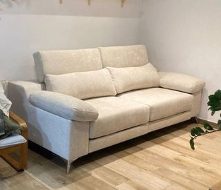 Sofá de tela beige