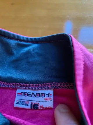 Chaqueta deportiva retro rosa y blanca