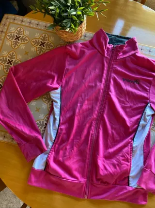 Chaqueta deportiva retro rosa y blanca