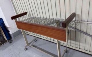 Burro para ropa de madera y metal