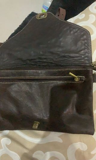 Bolso de cuero marrón con tachuelas de Marrakech