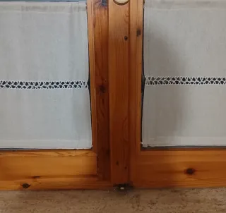 2 graziose tendine ricamate a mano