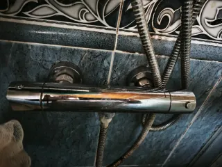 Columna de ducha plateada y blanca Y espejo de bañ