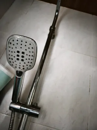 Columna de ducha plateada y blanca Y espejo de bañ