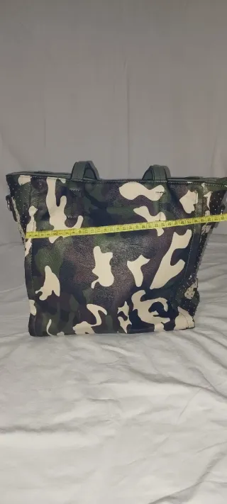 Bolso militar estampado en perfecto estado.