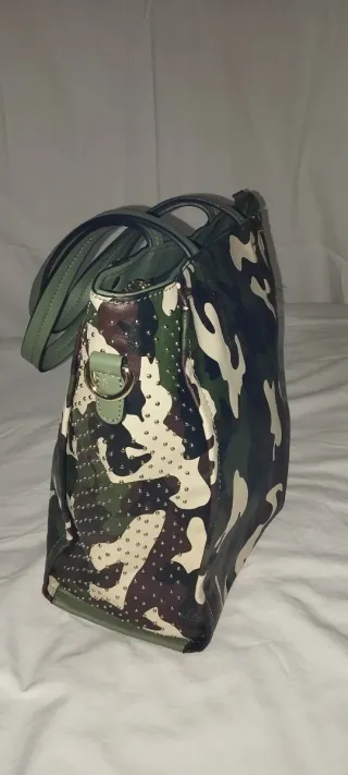 Bolso militar estampado en perfecto estado.