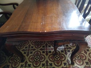 Comedor antiguo extensible con 6 sillas.