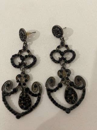 Pendientes largos con cristales negros