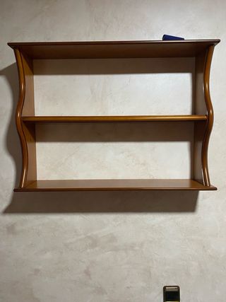 Estantería de madera marrón