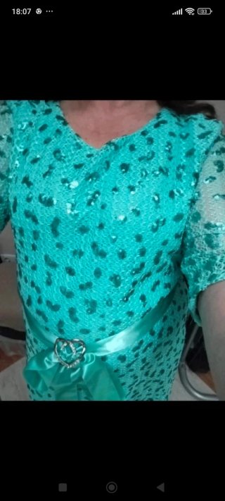Vestido verde agua con lentejuelas y lazo