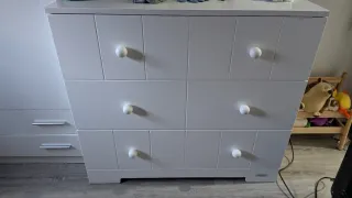 Cómoda blanca de madera