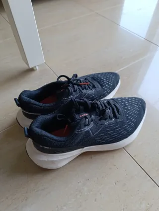 Zapatillas running Kalenji negras y blancas