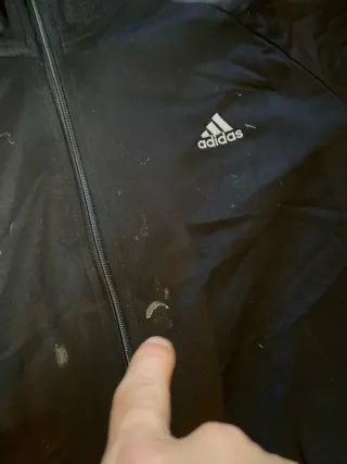 Chaqueta deportiva Adidas negra y blanca