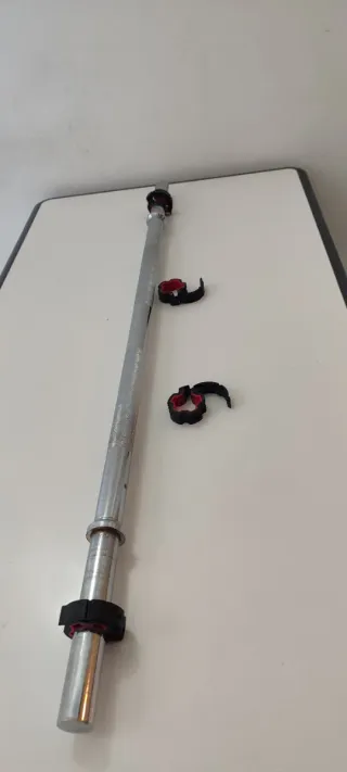 2 Discos de pesa 5 kg Barra 1 metro con 4 cierres