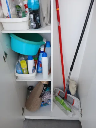 Armario escobero blanco montado