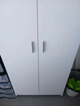 Armario escobero blanco montado