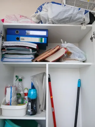 Armario escobero blanco montado