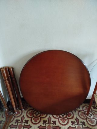 Mesa redonda de madera de nogal.
