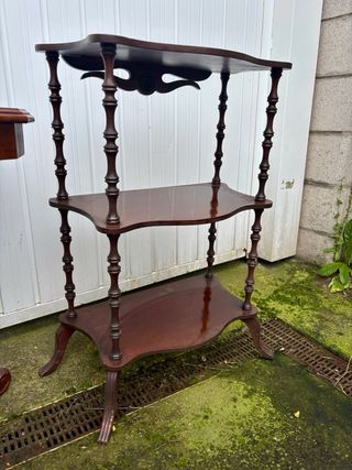 Estantería de esquina de madera