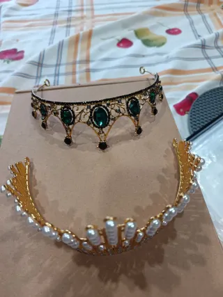 Corona dorada con perlas y pedrería